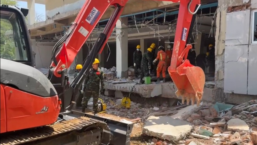 Lực lượng cứu hộ của quân đội Việt Nam đã đưa 15 nạn nhân Myanmar ra khỏi đống đổ nát